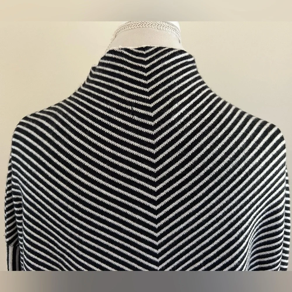 Pretty Black/White Sweater - Picture 3 of 6